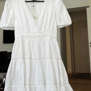 Zara Klänning  - Säljer denna superfina klänningen från zara. Den är som ny och passar perfect till midsommar eller student🌸🌸