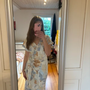 Klänning - Nara använt 1-2 gånger men har legat k garderoben ett bra tag. 