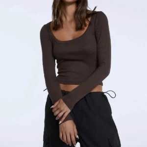 Brun långarmad! - Tunn långarmmad med fin urringning. Använd därav priset, men fin i skicket😍