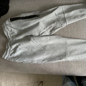 Nike tech byxor  - Fint skick använda ca 20 gånger säljer pga blivit för små 