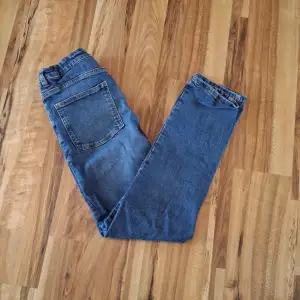 Säljer mina jeans då de är för små. Storlek 164, 13-14 år. Säljer de för 300kr, men priset kan diskuteras.