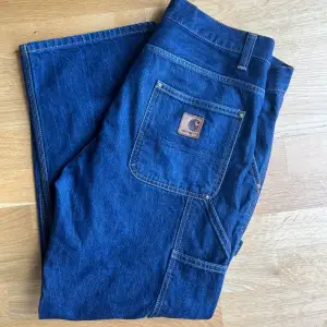 Carhartt logger pant/Carpenter jeans i mycket fint skick! Står storlek 32 i längden men skulle säga att dom är rätt så korta då dom passar perfekt i längden på mig som är 162cm!