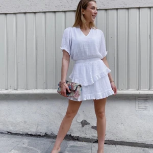 Dunham Gauze Dress Neo Noir strl 36 - Vit klänning från Neo Noir i perfekt skick i strl 36. Klänningen är i 100% bomull. Inköpt på Jackie för ca 2-3 år sen men har tyvärr mest hängt i garderoben. Inköpt för ca 1000:-