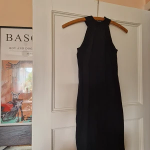 Svart virkad sommaklänning!  - Alla behöver en LBD! Virkat material, perfekt till sommaren 🌺