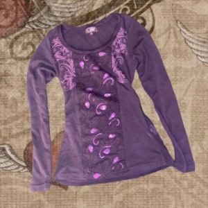 Lila tröja  - Suepr fin y2k lila tröja med coola detaljer och glittriga stenar💜