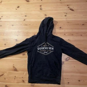 Quiksilver Hoodie - Svart hoodie från Quiksilver i bra skick.