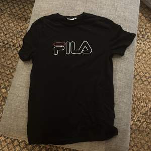 En fin T-shirt ifrån märket FILA i storlek XS. Hör av dig om du har några frågor :)