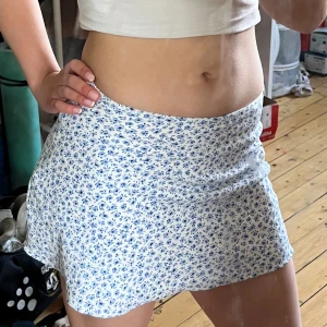 Blommig kjol - Jätte söt blommig kjol i bra skick🩷