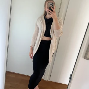 Vit kofta - Vit kofta, kommer inte ihåg vart den är ifrån. Den är längre där fram och kortare baktill