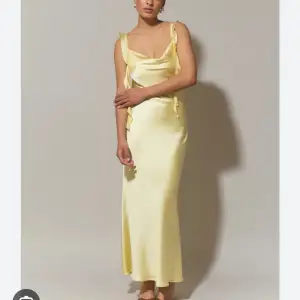 Klänning strl.38, säljes pga för liten i storlek för mig Köpte den här på Plick för 899kr förra veckan, helt ny med lapp kvar, endast provad Helt underbar gul klänning!