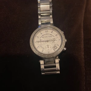 MICHAEL KORS KLOCKAN  - Funkar men behöver nytt batteri. 