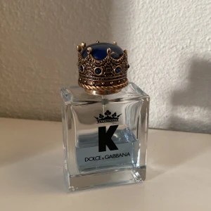 Dolce Gabbana k - En fin sommardoft som är perfekt nu. Det ör ungefär 20 ml kvar i en 50 ml flaska. Jag vill gärna byta om ni har något förslag. Hör av er vid minsta fråga!