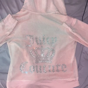 Juicy Couture sip up - Juicy couture sip up, använd få gånger, storlek M men passar dessutom S, pris kan diskuteras 