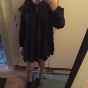 Marinblå klänning - Säljer denna marinblåa klänning. Köparen står för frakten! 