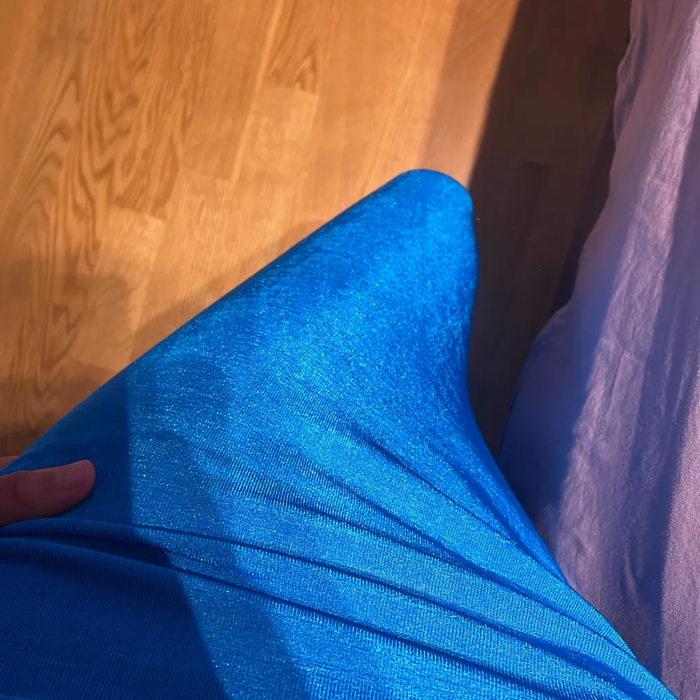 super snygg glittrig blå maxi kjol  från gina tricot. Köpt för cirka 300kr och aldrig använd!! Väldigt stretchigt material och hade lätt passat en 32, 34 och 36. . Kjolar.