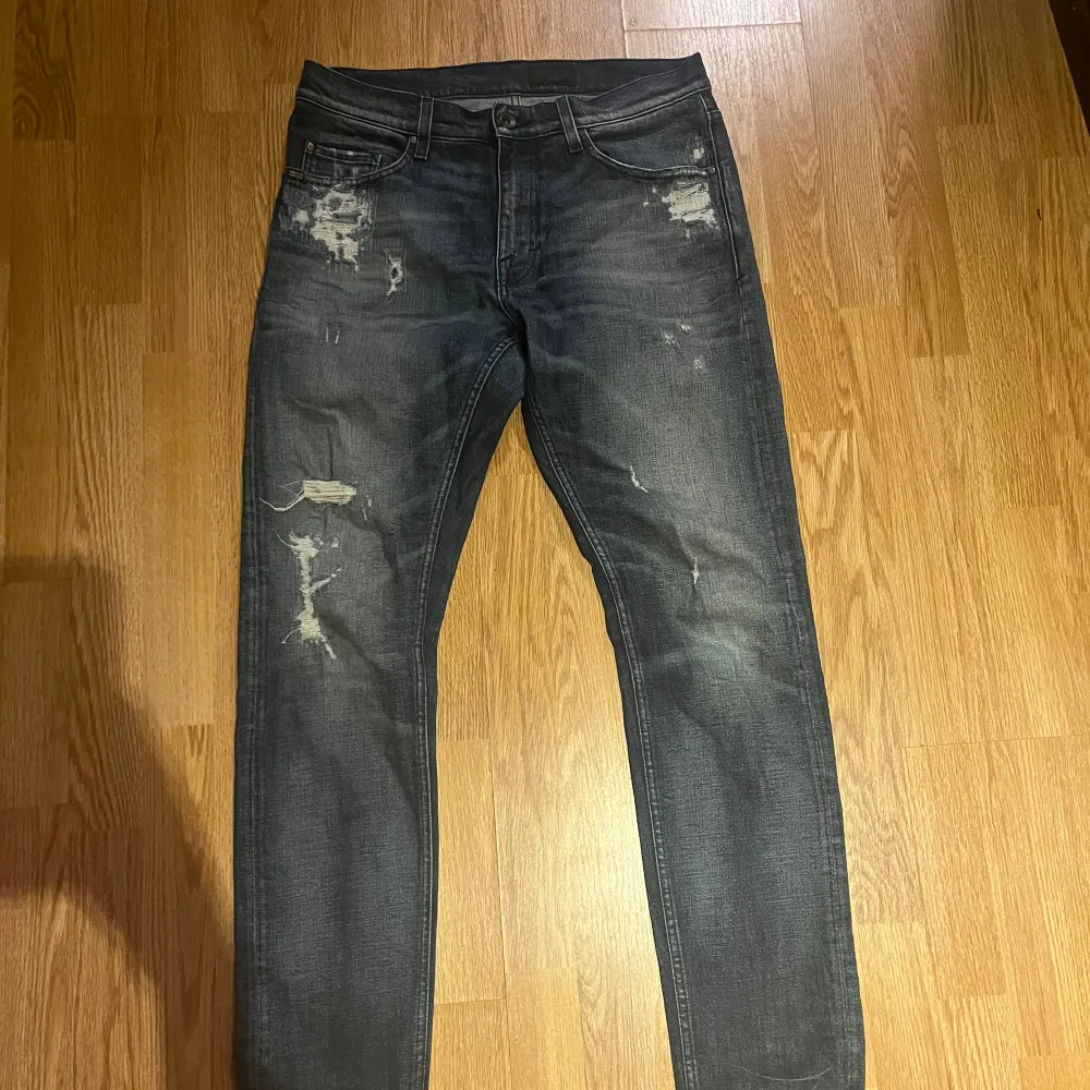 Säljer dessa tiger of Sweden jeans skicket på byxorna är 10/10 och är slim fit. Slitningarna är en del av modellen. . Jeans & Byxor.