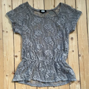 Topp BikBok - Jättefin grå/grön färg. Storlek S. Elastisk band vid midjan. Fint skick! 