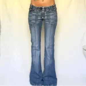Snygga unika jeans! Storlek 32 passar en xs-s enligt min åsikt. Läs bio innan ni skriver ❤️❤️❤️