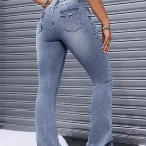 Säljer dessa jeans, från shein storlek 32.  Säljer pga för stora på mig, aldrig använd!