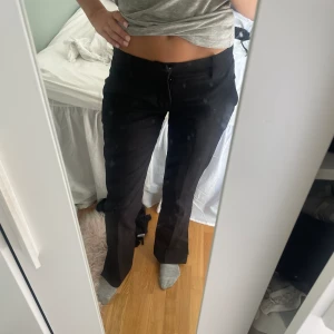 Lågmidjade kostymbyxor - Supersnygga kostymbyxor från bikbok. Modellen Vera med slits💓Något små i storleken, storlek 36 men passar en 34💗💗