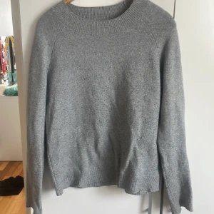 Grå stickad tröja från only - Säljer denna gråa stickade tröjan från only pga att jag inte får någon användning av den💕 pris kan diskuteras!!