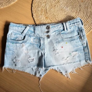 Jätte söta shorts🩷 - Säljer dessa jätte söta shirt eftersom att dom har blivit för små för mig. Skriv till mig om du har några frågor🩷 ( köparen står för frakten