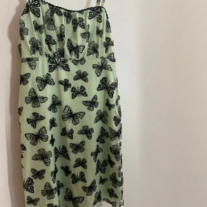 Snygg sommarklänning - Säljer denna snygga och coola sommarklänningen från Bershka💚 Väldigt fin passform, så den sitter väldigt snyggt på. Aldrig använd och är därför som ny!🥰