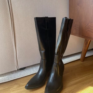 ZARA - cowboy boots - FLYTTRENS!! Aldrig använda Zara boots i cowboy stil🖤