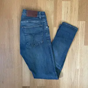Tiger of Sweden jeans i väldigt bra skick. Storlek W30 L32 i modell evolve som sitter Slim. Nypris 1600 mitt pris 399, pris kan diskuteras!