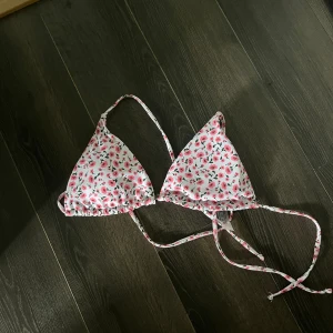 Bikini överdel - Bikini överdel i stl L från shein, passar en C-D kupa, man kan knyta runt om