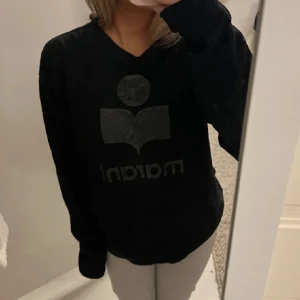 Isabel marant tröja - Isabel marant tröja i storlek S. Använd väldigt mkt! Nypris:3000kr Finns flera bilder. Obs! Priset är diskuterbart   Matrialet är lite tunnare. 