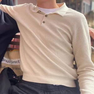 John Henric stickad tröja - Våffelstickad poloskjorta som man kan ha som övertröja och för sig självt. Köptes förra sommaren men bara använd ett fåtal gånger, skick 9/10👍 Säljer pga dålig användning.