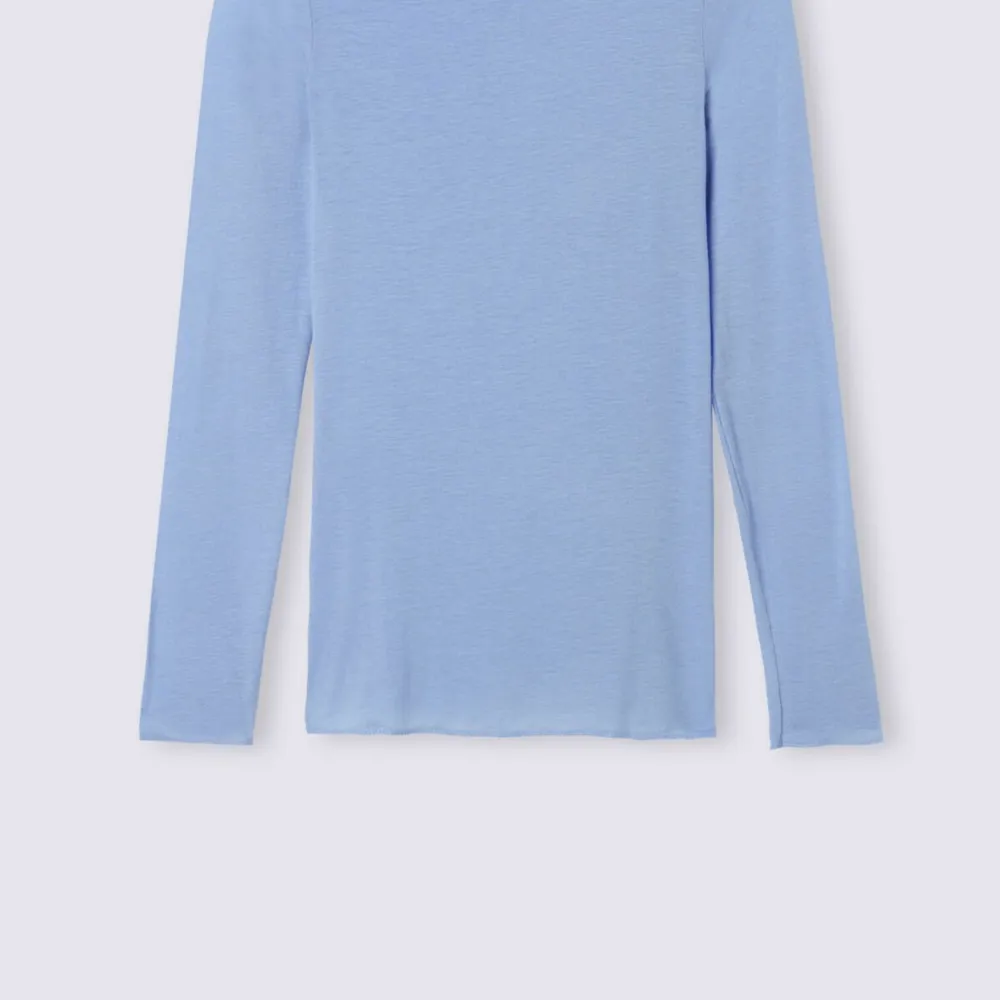 säljer denne ljusblåa intimissmi tröja helt ny köpt med pris lappen kvar säljer för att den inte passar på mig ❤️. Toppar.