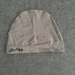 Säljer min Sixties mössa använd 4 gånger. Vill sälja den för att jag använder den inte längre och den sitter bara i min garderob. Det finns ett litet flek som man ser på bilderna men om man tvättar de så går det bort. Present kan diskuteras.  - Grå Sixties mössa. 