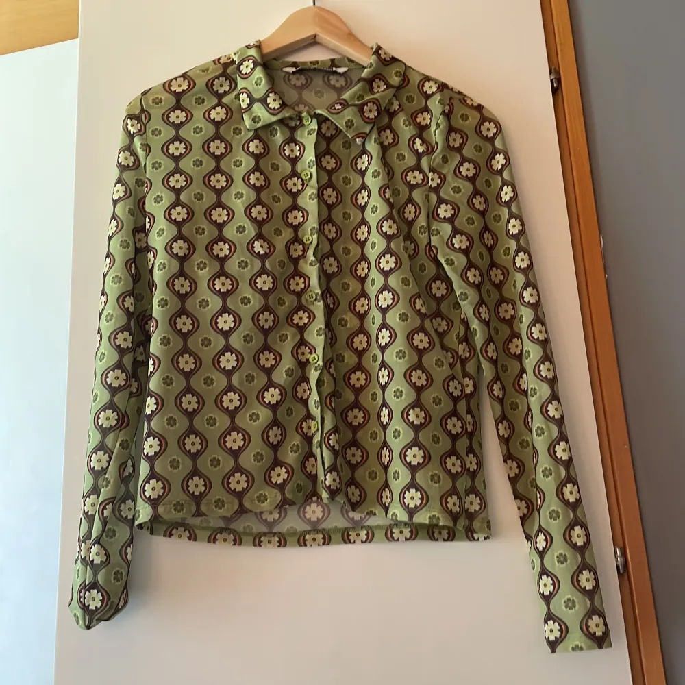 Säljer min gröna blommiga vintage cardigan! Den är i storlek small! 💞💞 Kontakta gärna vid fler frågor eller bilder!☺️🫶. Tröjor & Koftor.