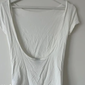 Vit topp - Vit t-shirt öppen rygg, s men passar även xs eftersom jag har xs o den passar fint på mig, bra skick använder den inte alls ofta och därför valde jag att sälja denna 
