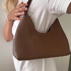 Brun väska  - Super fin hand väska! Köpt på Vinted aldrig används av mig, Säljer då jag redan har så många andra 