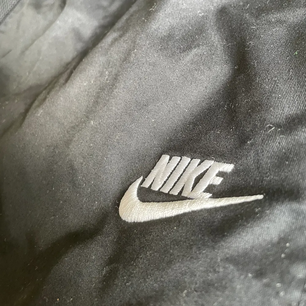 Nike Byxor Passar perfekt till mig som är 175 Sitter lite Baggy Snabb affär vid rimligt pris! Frakt-strul är ej mitt problem. Kostar 800kr nya. Jeans & Byxor.