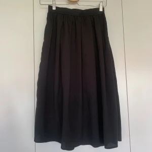 Svart kjol  - Fin knälång svart tunn kjol med inbyggd underkjol Är en xs men skulle säga att den passar som s också  