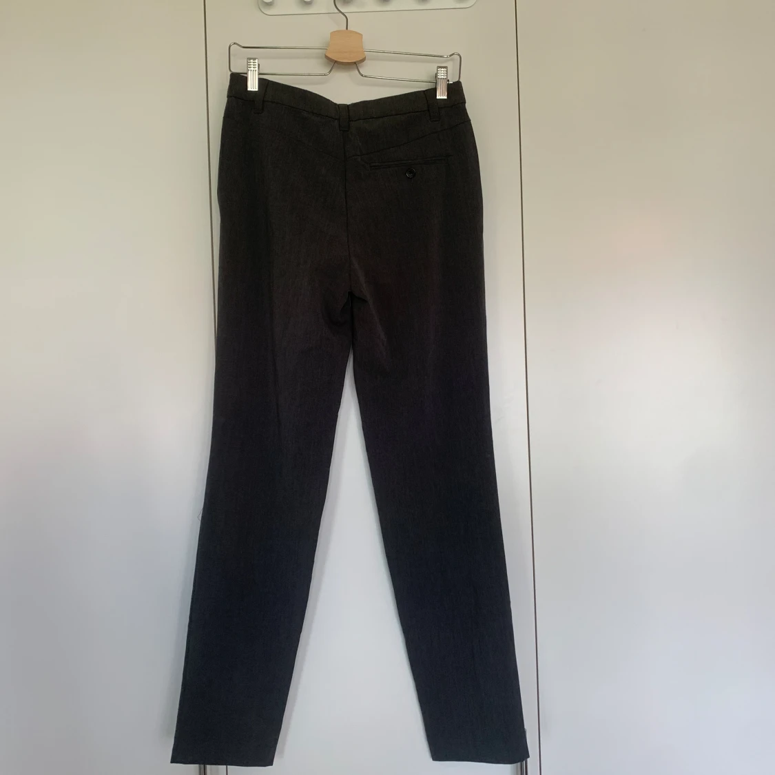 Grå kostymbyxa  - 91