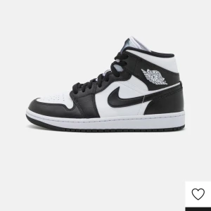 air jordan 1 mid - säljer mina jordans i färgen vit/svart som är i ett bra skick. men då de har en svag crease💕 som nya kostar de 1799kr på zalando där de även är köpta ifrån💕