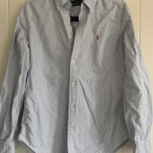 Randig ralph lauren skjorta - Storlek S men passar Xs eftersom att den är extra slimfit så den sitter tajt runt armarna och axlarna. Går att pruta vid affär