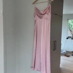 Satin klänning - Säljer min satin klänning i färgen ljusrosa. Använd 1 gång och har inga defekter. Strl: S. Klänningen är från VILA. Klänningen finns inte kvar längre. Står inte för postens slarv!❤️kan diskutera priset. Köptes runt 600-700kr