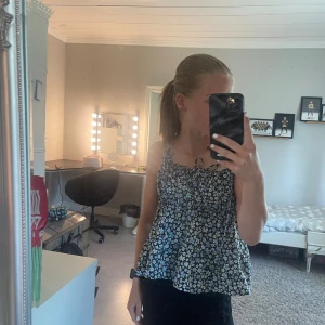 somrigt linne från hm  - linnet är endast använd 2 gånger köpt för 200 kr säljer för 100 kr. storlek 38 men passar mig som är 34/36