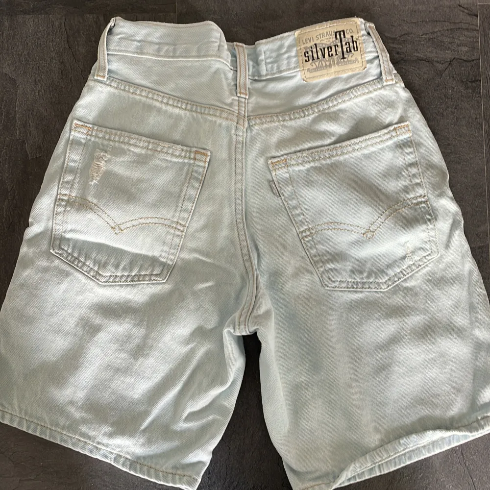 As snygga Levis shorts som har använts fåtal gånger. Nypris 700 kr (tror jag) 😍. Shorts.