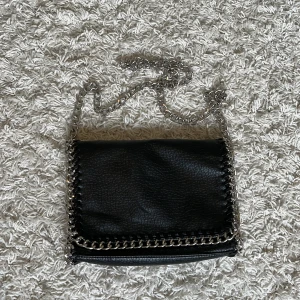 Jätte fin hand väska - Säljer nu min Tiamo väska då den inte kommer till användning längre💗 Den köptes i sommras för 500💕De är bara att höra va sig om man vill ha mer bilder, eller har funderingar💗