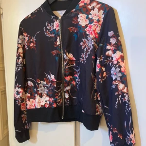 Blommönstrad tunn bomberjacka  - Aldrig använd.