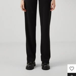 mid rise kostymbyxor ifrån veromoda  - kostymbyxor ifrån veromoda välanvända säljer då de är förstora för mig finns små defekter kontakta för bild. köpt för 400 säljer för 100 kr 