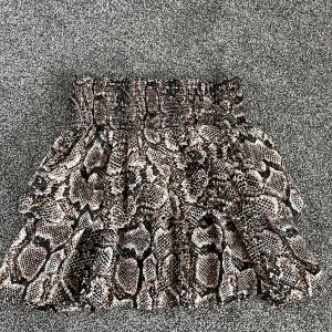 Orm mönstrad kjol - Säljer min kjol då den inte kommer till användning. Är osäker om den kommer ifrån Lindex, Kappahl eller Ullared. Skriv för fler bilder 💕