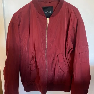 Tunn bomberjacka  - En tunnare sommar bomberjacka från monki. Vinröd och aldrig använd. 